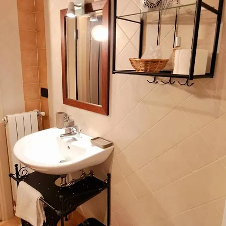 Apartamento La Casetta Di Fucsia Con Camera Matrimoniale Con Letto Alla Francese, Cucina Attrezzata E Terrazzo *