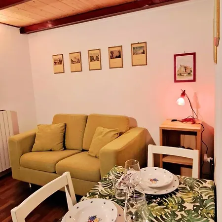 La Casetta Di Fucsia Con Camera Matrimoniale Con Letto Alla Francese, Cucina Attrezzata E Terrazzo Apartamento Serravalle d'Asti