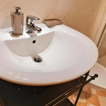 La Casetta Di Fucsia Con Camera Matrimoniale Con Letto Alla Francese, Cucina Attrezzata E Terrazzo