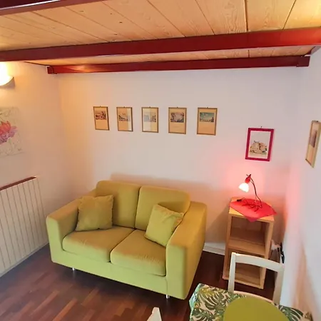 La Casetta Di Fucsia Con Camera Matrimoniale Con Letto Alla Francese, Cucina Attrezzata E Terrazzo Apartamento *
